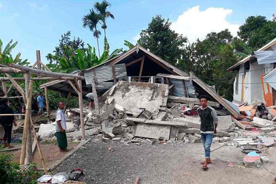 Bei dem Erdbeben auf der Insel Lombok wurden viele Gebäude zerstört, Urlauber sitzen im Landesinneren auf einem Vulkan fest.