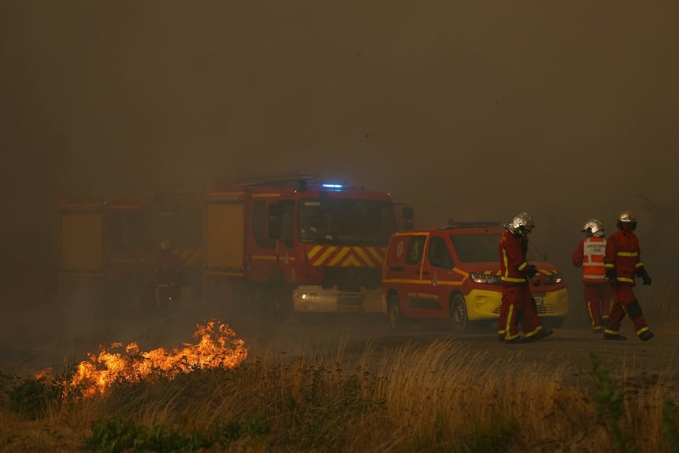 Auch nahe Bordeaux ist die Feuerwehr im Dauereinsatz.