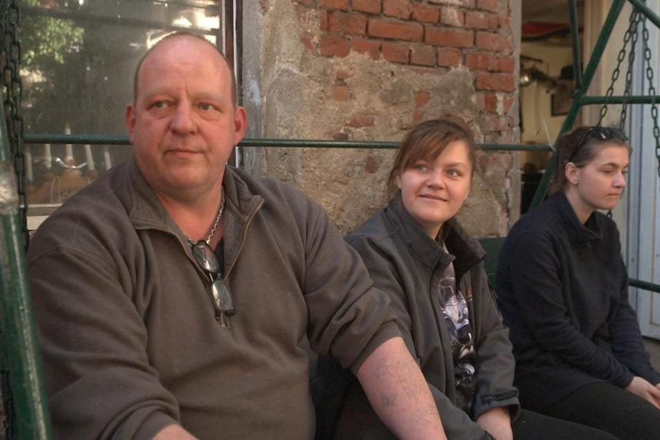 Peter Eschner (l.) ist ein Freund von Jasmin (25, m.) und Sara Ritter (23, r.).