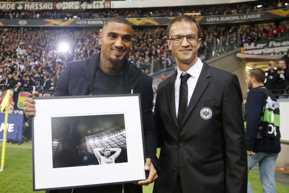 Ex-Eintrachtler Kevin-Prince Boateng (Li.) wurde vor der Partie offiziell von Sportvorstand Fredi Bobic verabschiedet.