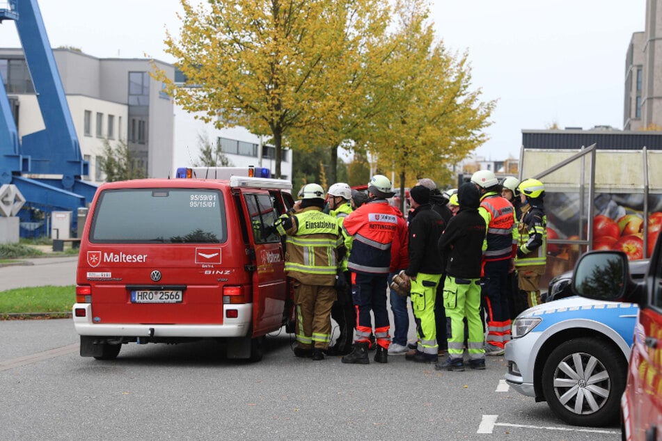 Polizei und Feuerwehr sind seit den Mittagsstunden vor Ort im Einsatz.