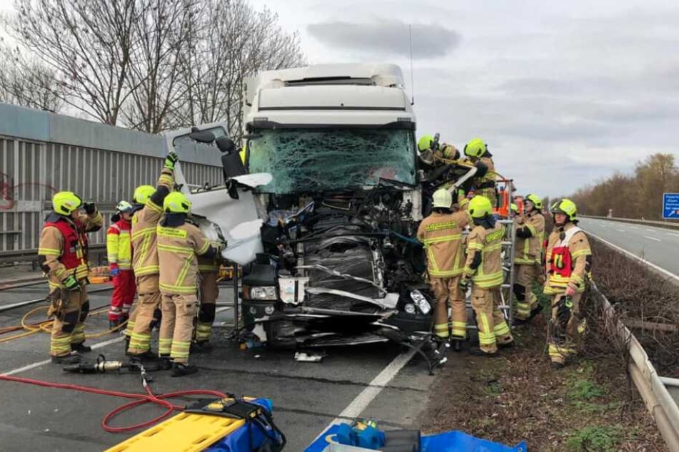Mit einem hydraulischen Gerät schnitt die Feuerwehr den Mann aus seinem Führerhaus.