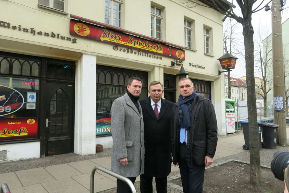 Direkt gegenüber des "Café Nazos": das "Star Spielcafé". Der Name scheint dort Programm zu sein.