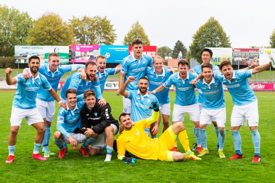 Großer Jubel: Der FC Viktoria 1889 feierte beim VfB Germania Halberstadt seinen zehnten Sieg im zehnten Liga-Spiel.