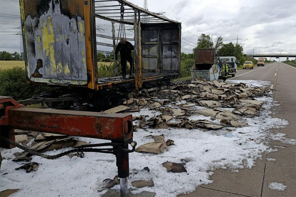 Unfall A38: A38 seit Stunden gesperrt: Lkw-Anhänger steht plötzlich in Flammen