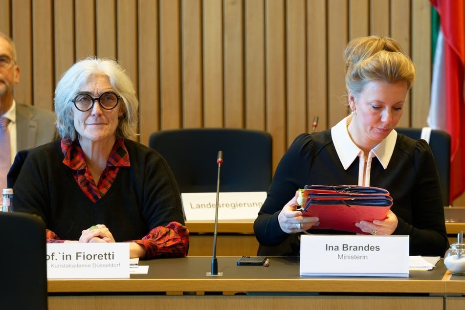Donatella Fioretti (64, l.), Rektorin der Kunstakademie Düsseldorf, und Kulturministerin Ina Brandes (48, CDU) fanden sich am Mittwoch zu einer Sondersitzung im Landtag ein.