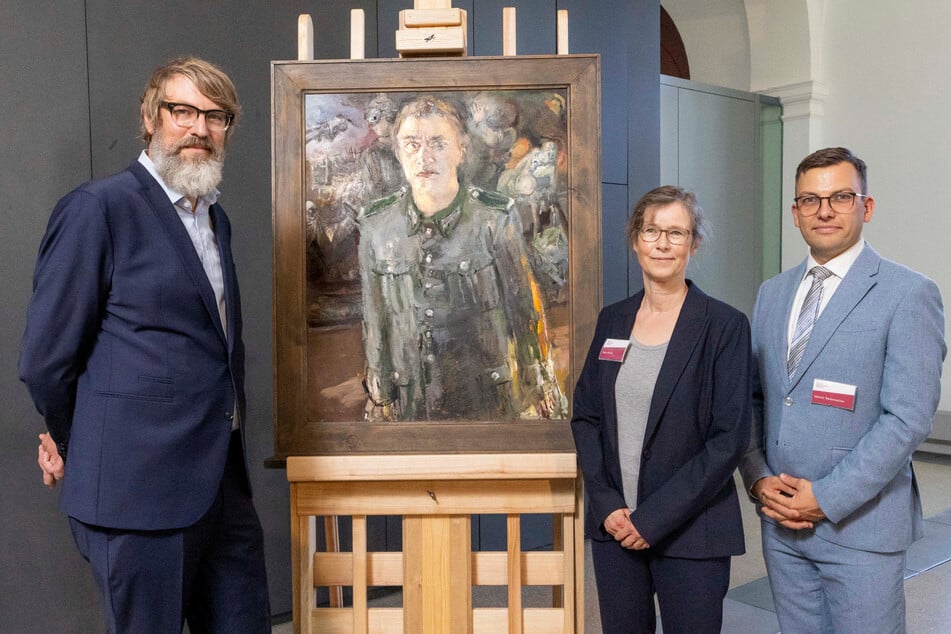 Präsentierten am Donnerstag im MHM das wiedergefundene Gemälde "Begegnung mit Bildern" von Bernhard Heisig (v.l.): Sven Haase, Katja Protte und Martin Rademacher.