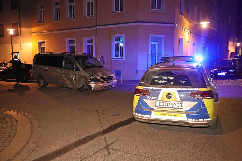 Am gestohlenen Mercedes Viano (im Hintergrund) entstand Totalschaden.