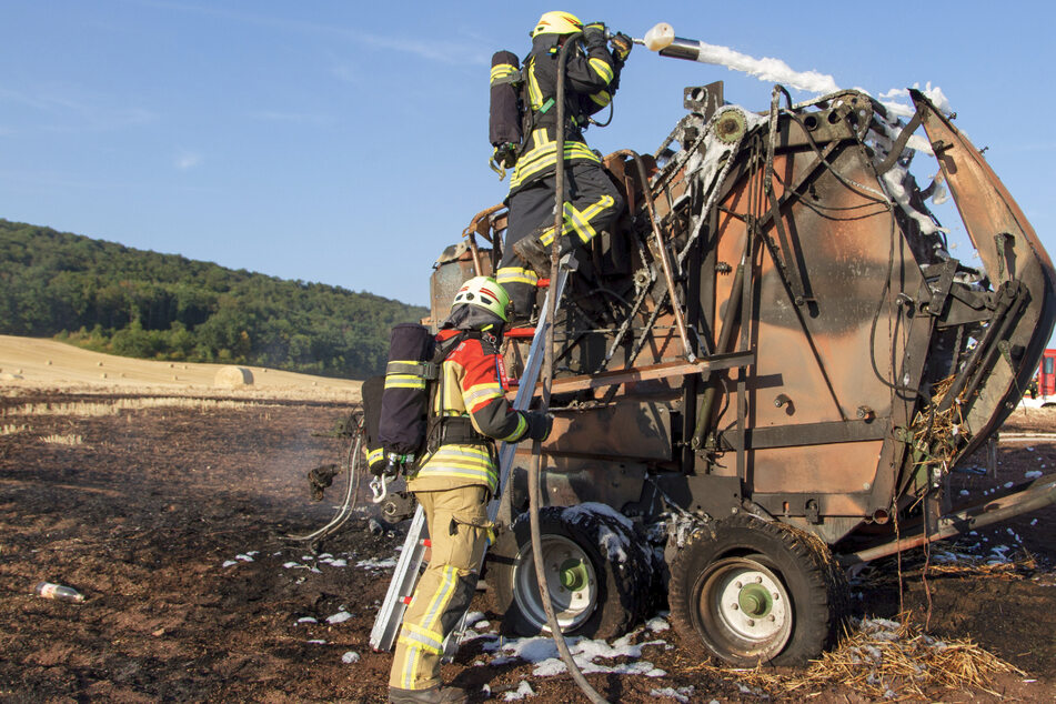 Ein Traktorfahrer versuchte den Brand zunächst mithilfe eines Feuerlöschers zu bekämpfen, als er jedoch merkte, dass dies nicht funktioniert, koppelte er den Traktor ab und informierte die Feuerwehr.