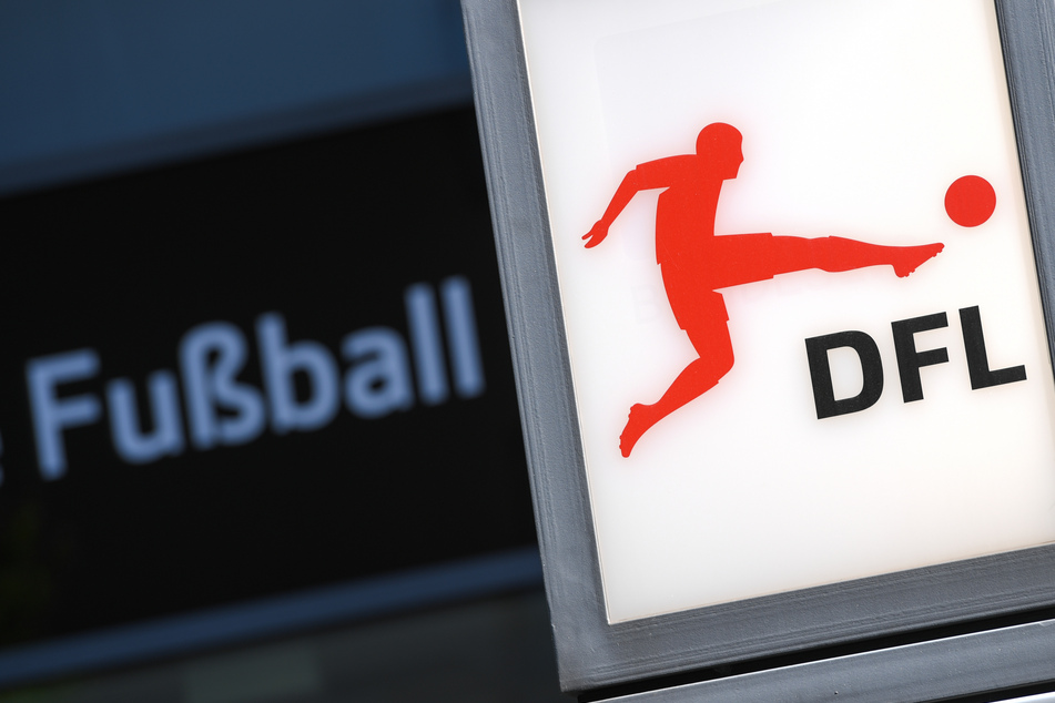 Das Logo der Deutschen Fußball Liga (DFL) prangt im Frankfurter Westend vor einem Bürohaus, Sitz der DFL-Zentrale.