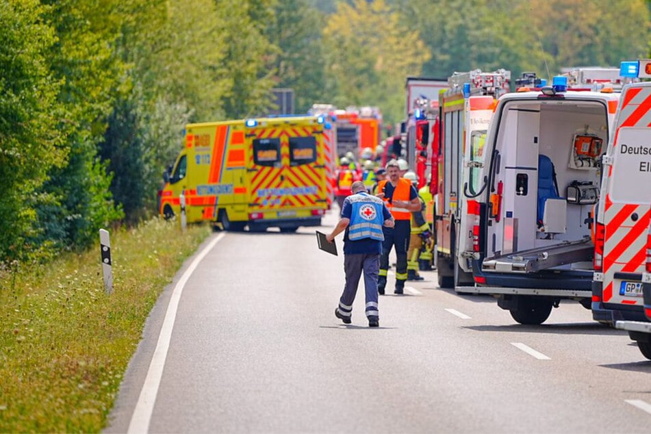 Frontalcrash zwischen Auto und Bus: Bis zu 15 Verletzte auf Bundesstraße