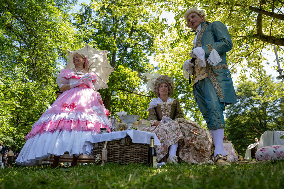Teilnehmer in opulenten Kostümen bevölkerten zum Auftakt des WGT den Clara-Zetkin-Park.