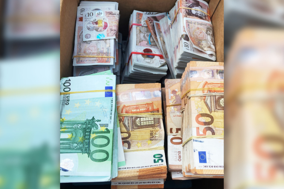 Das Bargeld in Höhe von über einer Million Euro wurde von den Zollbeamten sichergestellt.