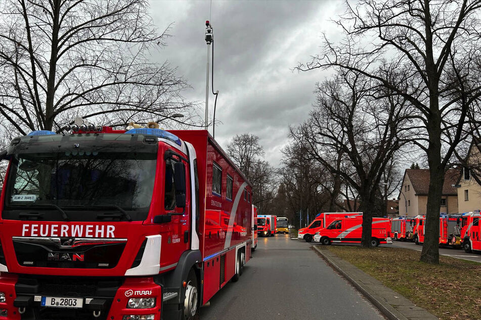 Die Berliner Feuerwehr musste am Sonntag mit einem Großaufgebot zu einem Kellerbrand in einem Neuköllner Hochhaus ausrücken.