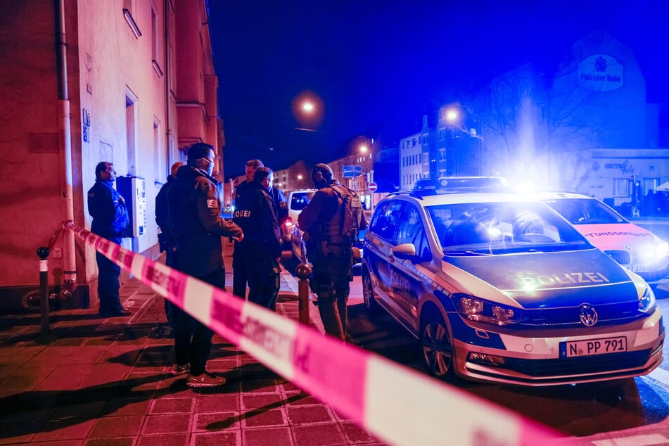 Polizeikräfte stehen am abgesperrten Einsatzort in Nürnberg.
