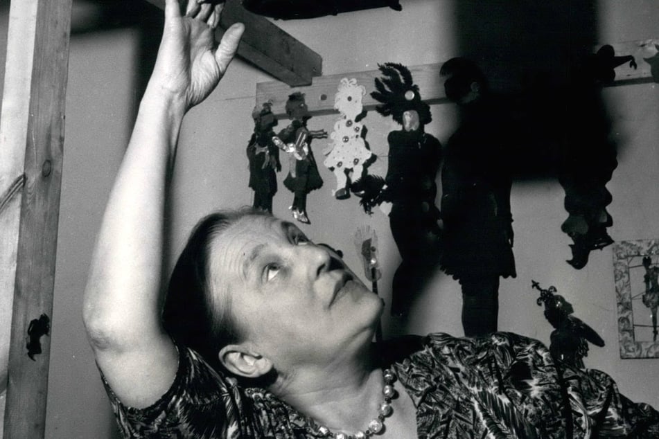 Lotte Reiniger richtet die Kamera für Tausende Einzelaufnahmen aus. (Archivfoto)