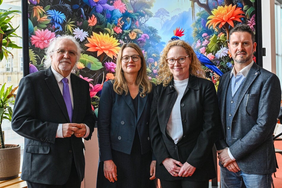 Präsentierten das Programm der Philharmonie vor dem paradiesischen Bild des Programmhefts (v.l.): Chefdirigent Sir Donald Runnicles (71), Kulturbürgermeisterin Annekatrin Klepsch (48, Linke), Intendantin Frauke Roth (58) und Orchestervorstand Robert-Christian Schuster (48).