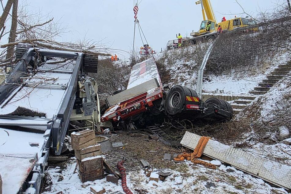 Die Bergungsarbeiten haben begonnen.