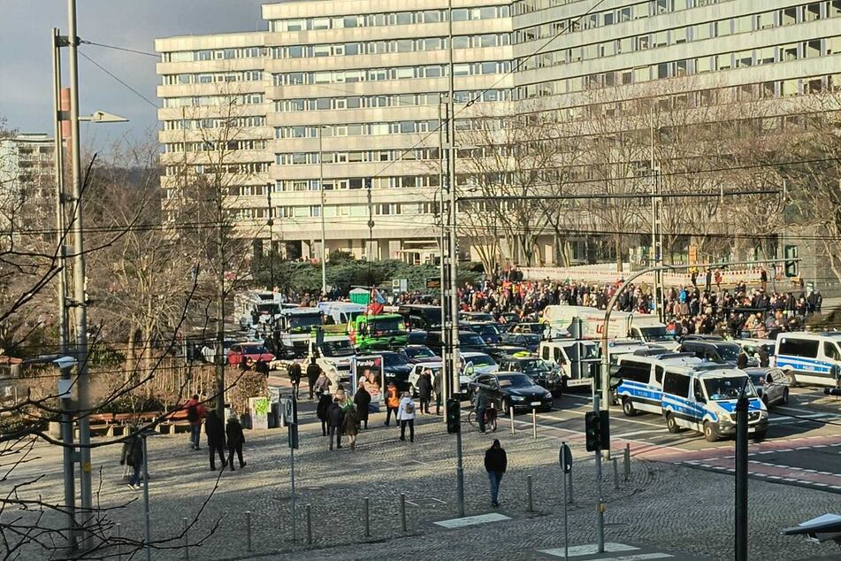 Auf der Chemnitzer Brückenstraße versammeln sich die ersten Teilnehmer für eine Demo.