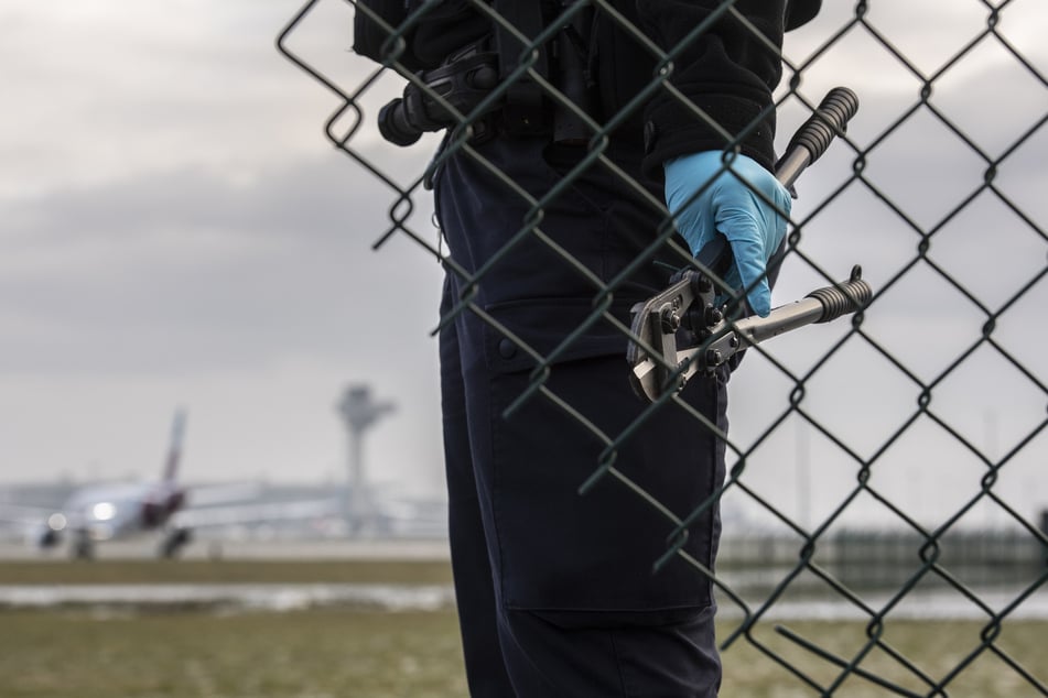 Mit Bolzenschneidern versuchten Klima-Aktivisten bereits Ende 2022, auf das Rollfeld des Flughafen BER zu gelangen. (Archivbild)