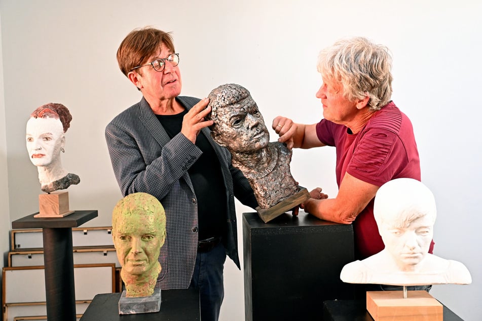 Galerist Bernd Weise (69, l.) und Kunstprofessor Ulrich Eißner (62) gruppieren die Promi-Köpfe in der Galerie.