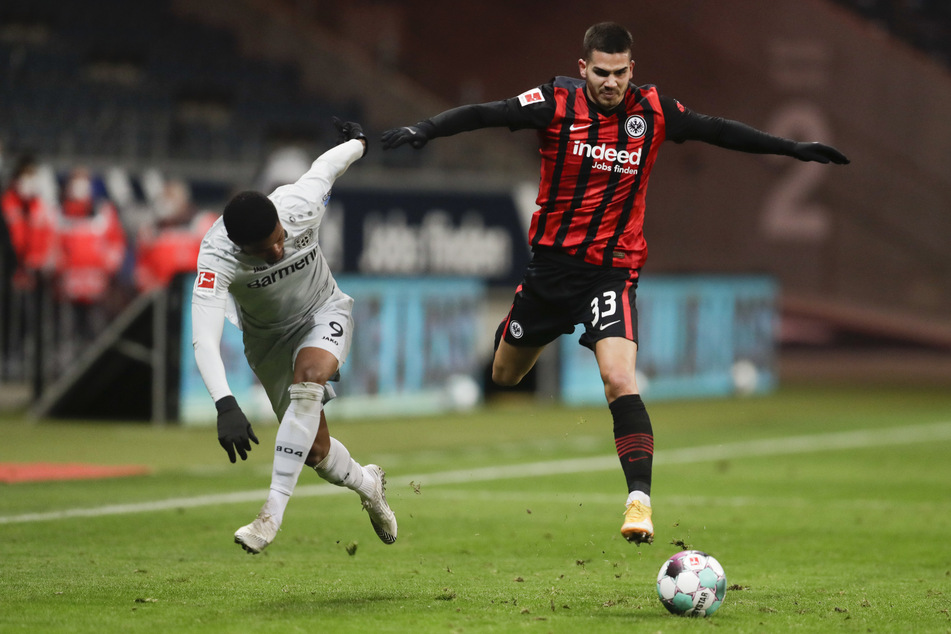 Eintracht Frankfurts André Silva (25/r.) hat im Zweikampf mit Leverkusens Leon Bailey das bessere Ende für sich.