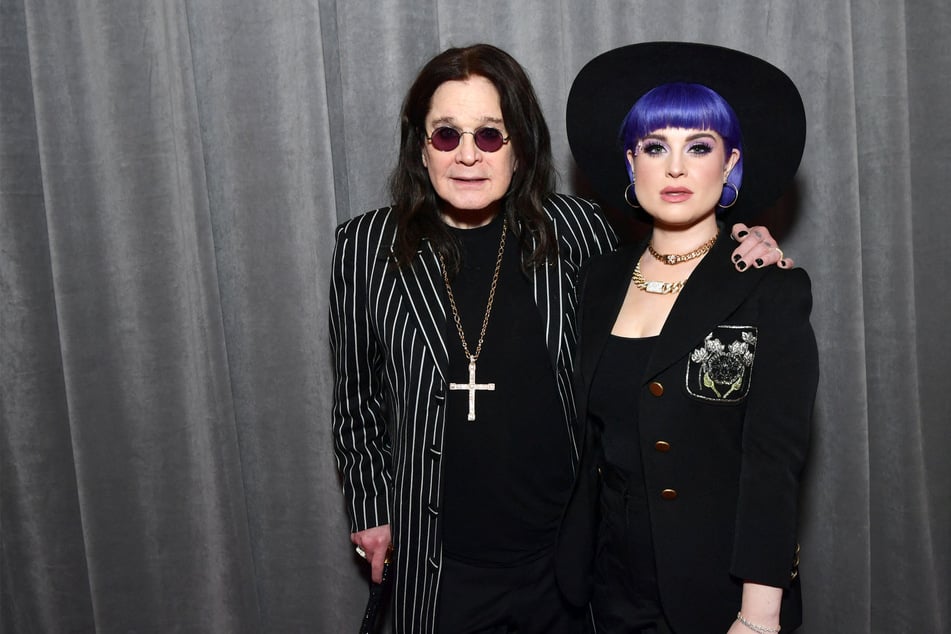 Kelly Osbourne (r) reportedly got a tattoo tribute to her late rockstar father, Ozzy Osbourne (l), aboard the London Eye on Thursday.