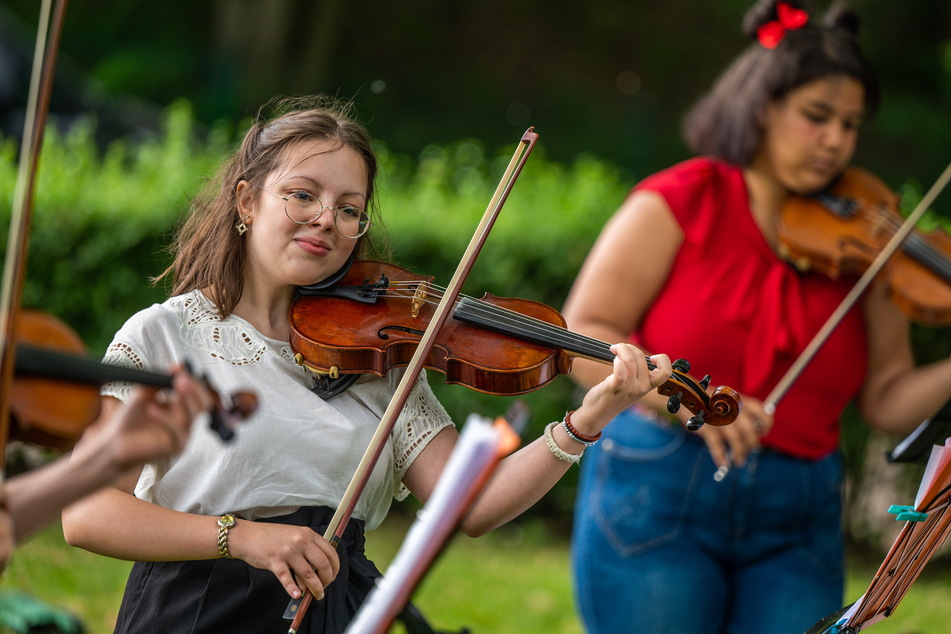 Es klingt wieder im Grünen: Sophie Werner musizierte im Küchwaldpark mit den „Mozartkindern“.