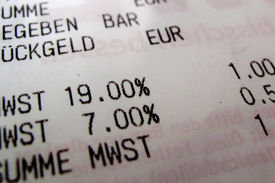 Ein Kassenzettel mit dem reduzierten (7 Prozent) und dem regulären Mehrwertsteuersatz (19 Prozent) liegt auf einem Tisch.