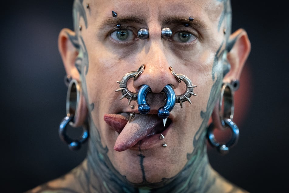 Andrew aus Spanien hat zahlreiche Tattoos am Kopf, aber auch eine gespaltene Zunge.