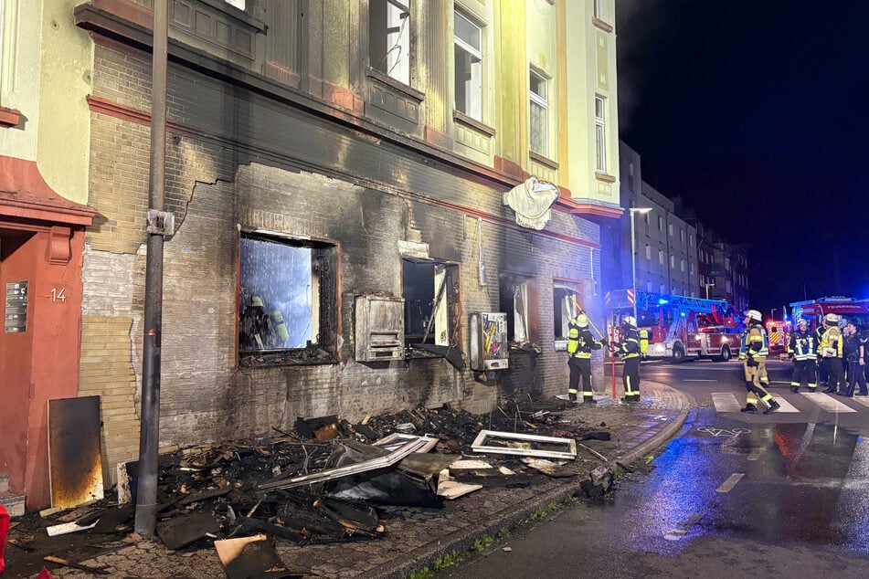 Ein brennender Haufen Sperrmüll hat in der Nacht auf Donnerstag in Moers einen intensiven Feuerwehreinsatz ausgelöst.