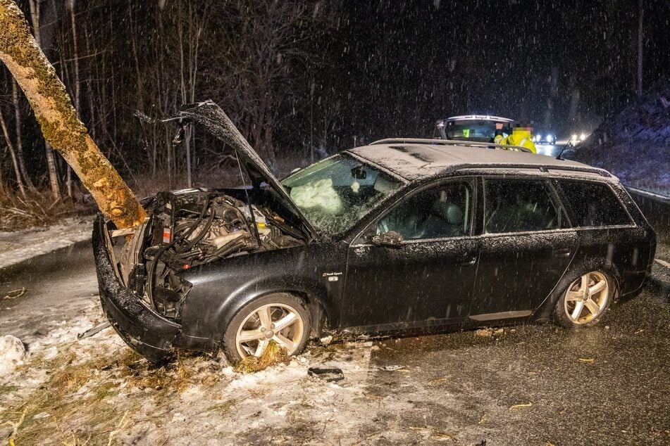 Ein Audi prallte am Mittwochabend im Erzgebirge frontal gegen einen Baum. Die Straße wurde komplett gesperrt.