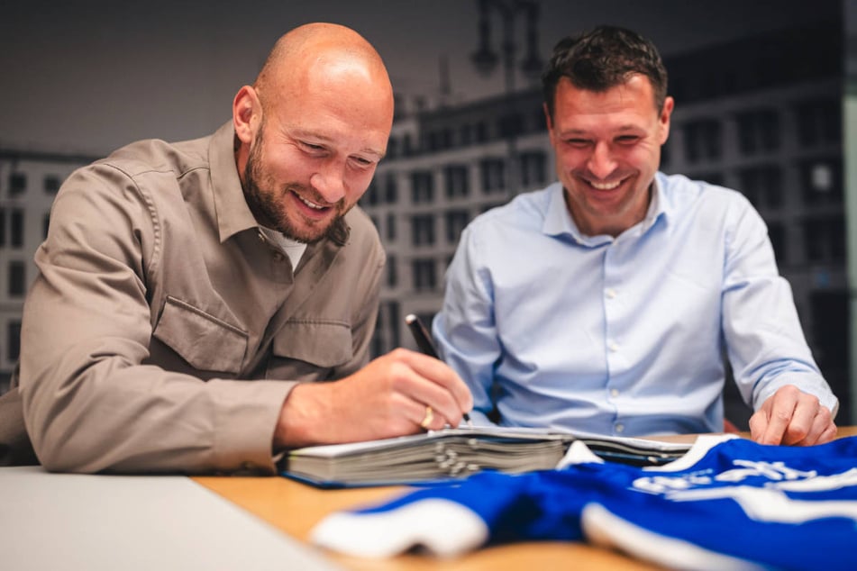 Sportdirektor Benjamin Weber (45, r.) freut sich über die Vertragsverlängerung von Kapitän Toni Leistner (34).