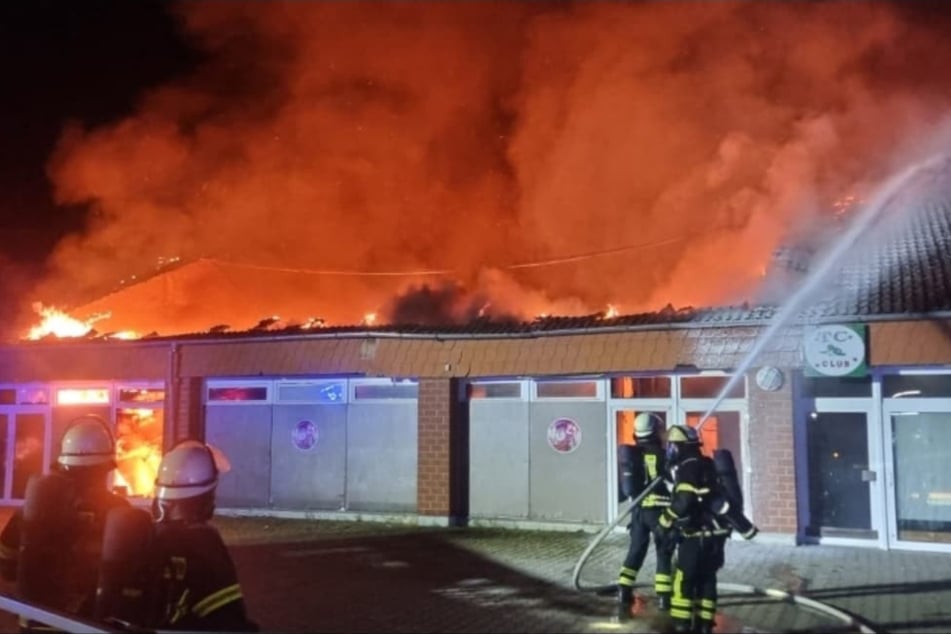 Feuerwehreinsatz in Stendal: Tanzcafé steht in Vollbrand!