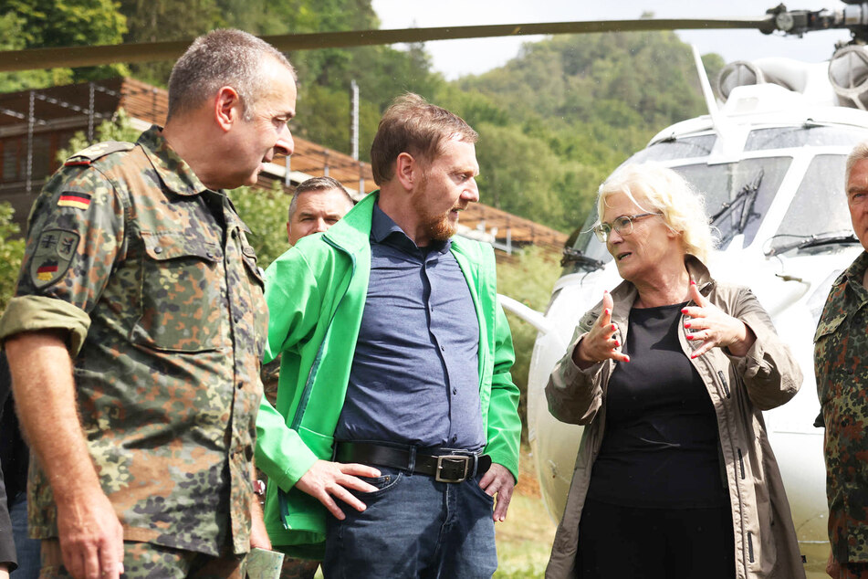 Waldbrand in Sächsischer Schweiz: Verteidigungs-Ministerin zahlt, Feuerwehr schäumt