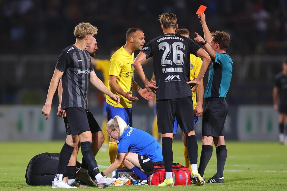 Farid Abderrahmane (29) musste nach einem Foul an Dejan Bozic (32) mit glatt Rot vom Feld.