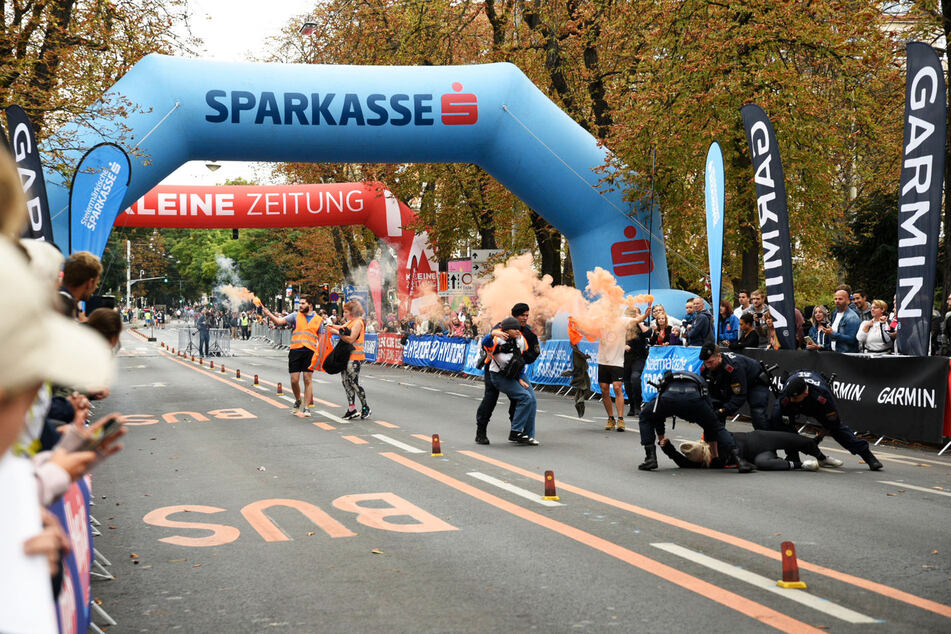 Orangefarbenes Pulver verstreuten die Aktivisten der "Letzten Generation" beim 30. Graz-Marathon.