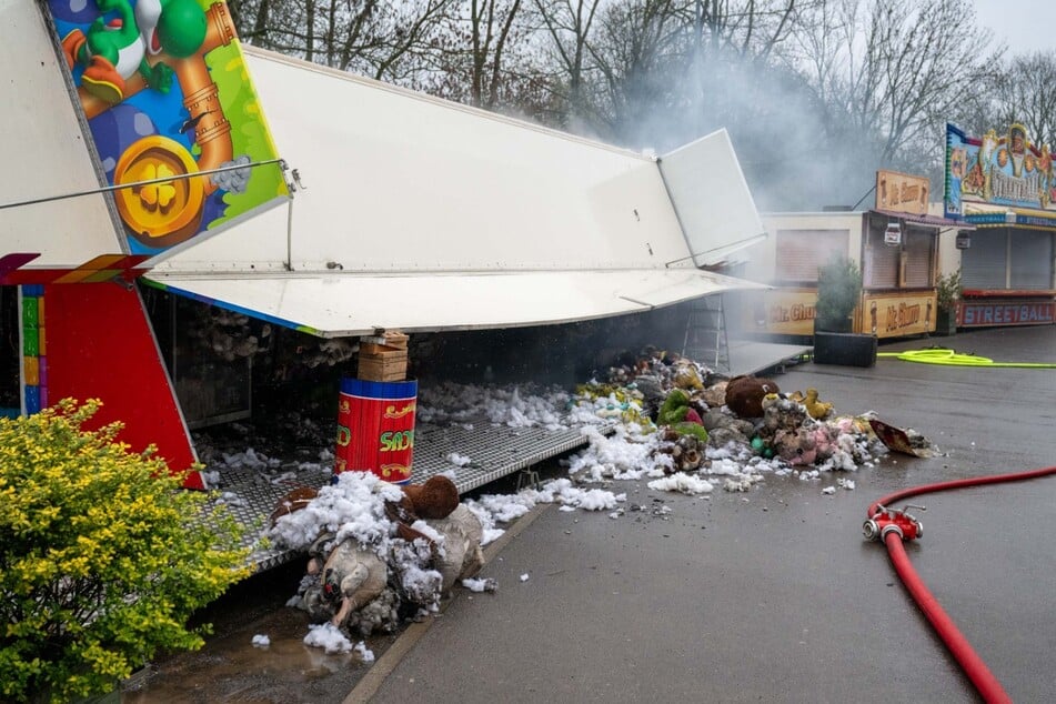 Die Feuerwehrkräfte konnten ein Übergreifen der Flammen verhindern.