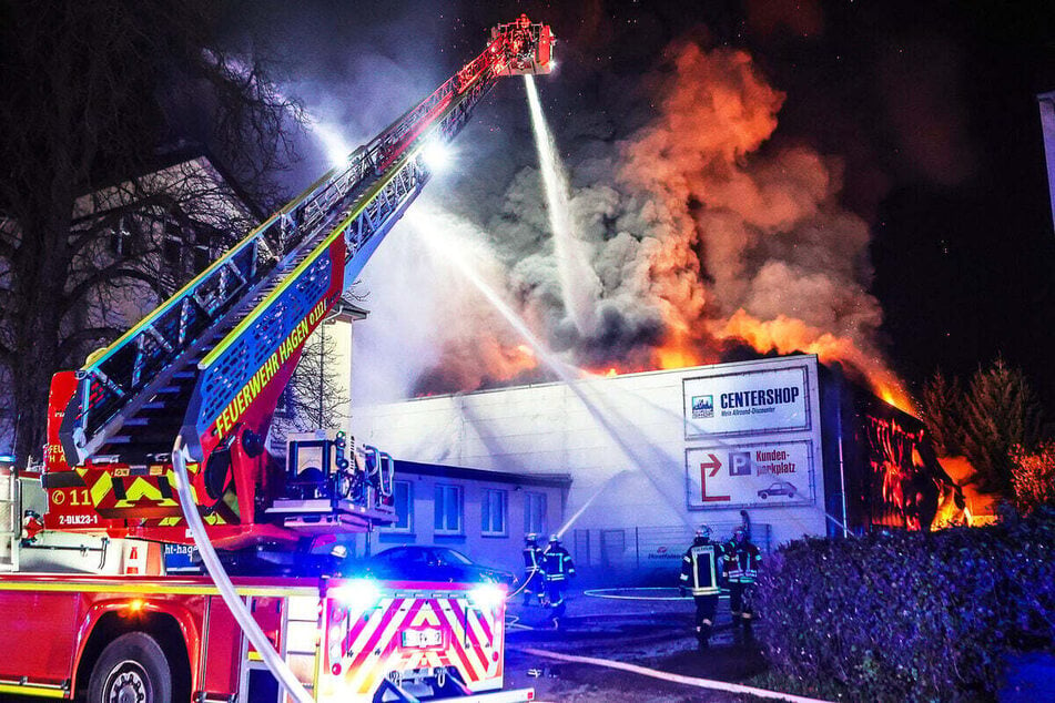 Inferno im Discounter: Feuerwehr stundenlang im Einsatz