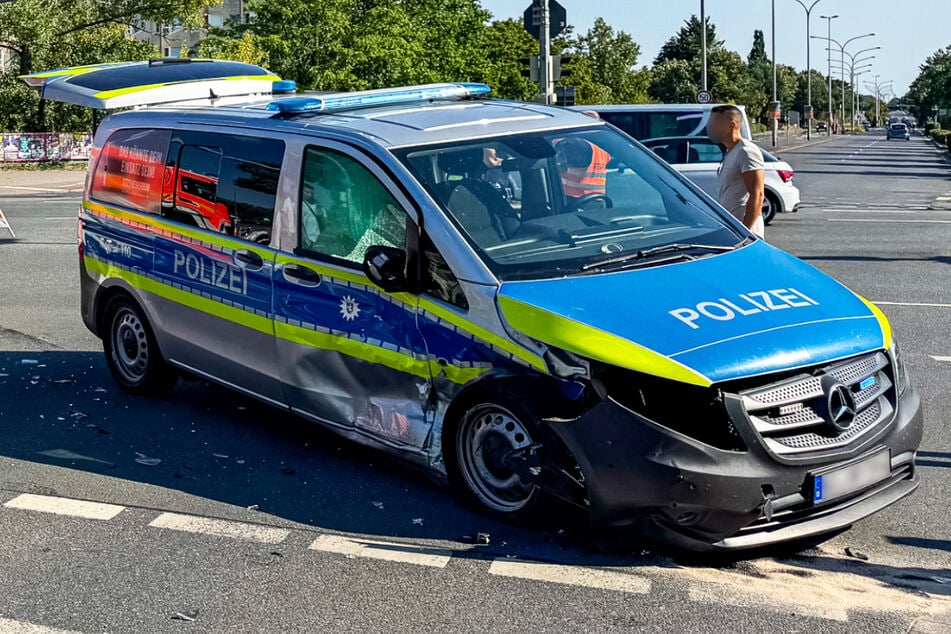 Beide Fahrzeuge wurden massiv beschädigt, zwei Kinder mussten ins Krankenhaus gebracht werden.