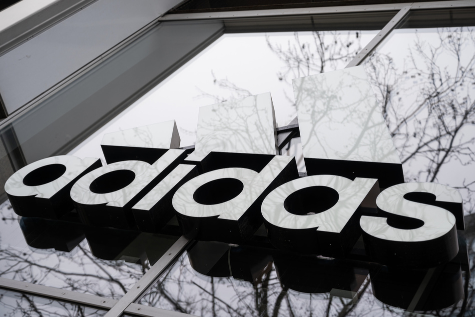 Das Betriebsergebnis des Sportartikelhersteller Adidas könnte ins Minus rutschen.