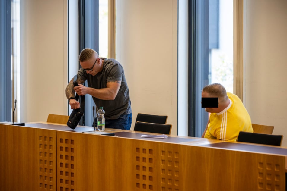 Christoph Drewer (37, l.) und Chris J. (33) mussten sich am heutigen Montag vorm Chemnitzer Amtsgericht verantworten.