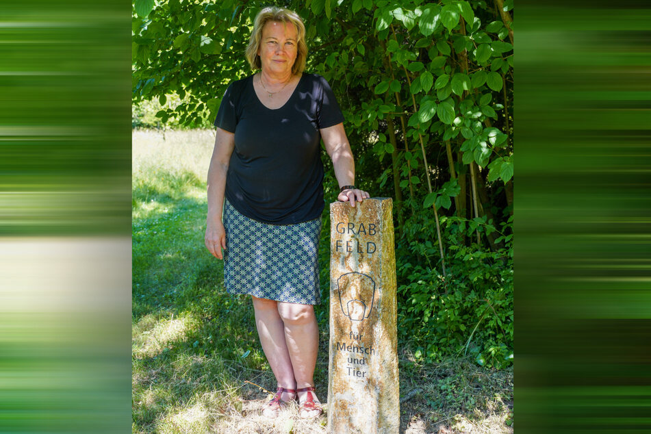 Die Görlitzer Friedhofs-Betriebsleiterin Evelin Mühle (61) am Mensch-Tier-Grabfeld.