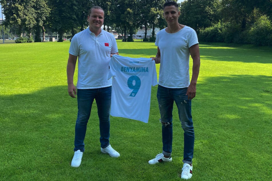 Viktoria Berlins Sportdirektor Rocco Teichmann (35, l.) präsentiert Neuzugang Soufian Benyamina (31).