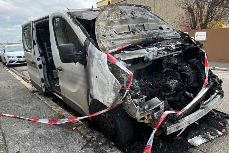 Ein angebranntes Auto steht auf einer Straße in Schwabach. Die Polizei sucht Zeugen der Brandstiftung.
