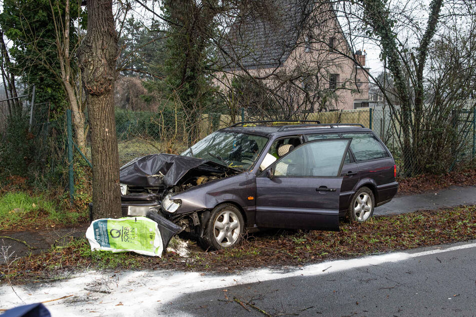 Am Sonntag ist ein mutmaßlich betrunkener Autofahrer (57) in Wesseling von der Straße abgekommen und gegen zwei Fußgänger (57, 58) gefahren.