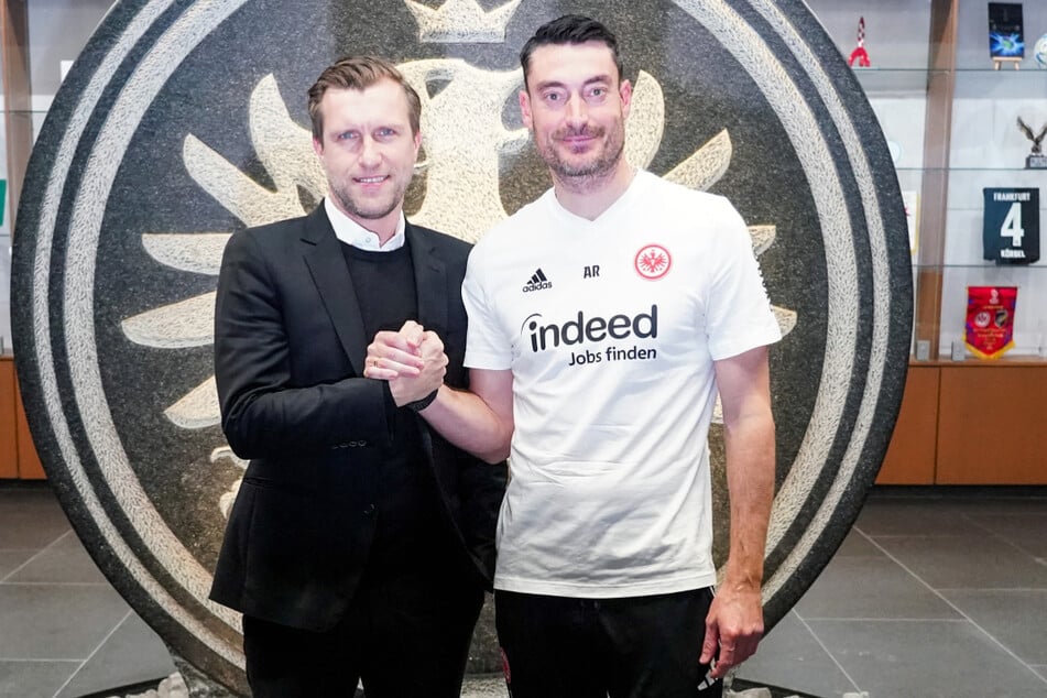 Markus Krösche (45, l.) hat mit der Verpflichtung von Trainer Albert Riera (44) einen klaren Plan verfolgt – aufgegangen ist dieser aber bislang nicht.