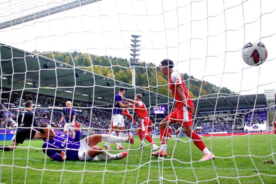 Hier flatterte der Ball zum 0:1 gegen Halle ins Netz.