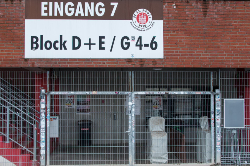 Blick auf einen verschlossenen Eingang am Millerntor-Stadion.