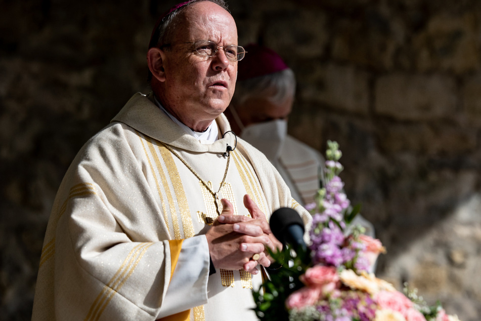 Bischof Ulrich Neymeyr (63) predigt bei der Eucharistiefeier der Frauenwallfahrt zum Kerbschen Berg.